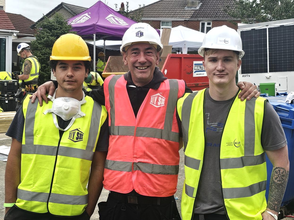 Students with DIY SOS team